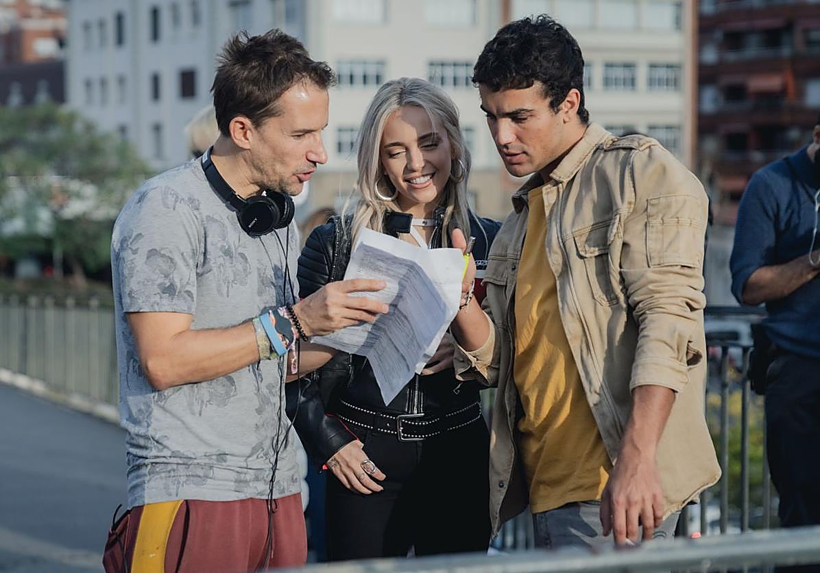 Imagen principal - Arriba, Matt Whitecross da indicaciones a Ana Mena y Óscar Casas; debajo, dos fotogramas de la ficción.