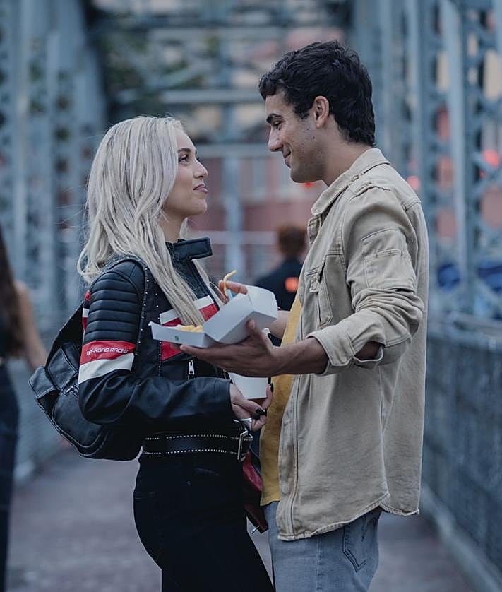 Imagen secundaria 2 - Arriba, Matt Whitecross da indicaciones a Ana Mena y Óscar Casas; debajo, dos fotogramas de la ficción.