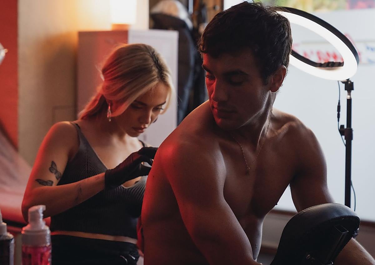 Imagen secundaria 1 - Arriba, Matt Whitecross da indicaciones a Ana Mena y Óscar Casas; debajo, dos fotogramas de la ficción.