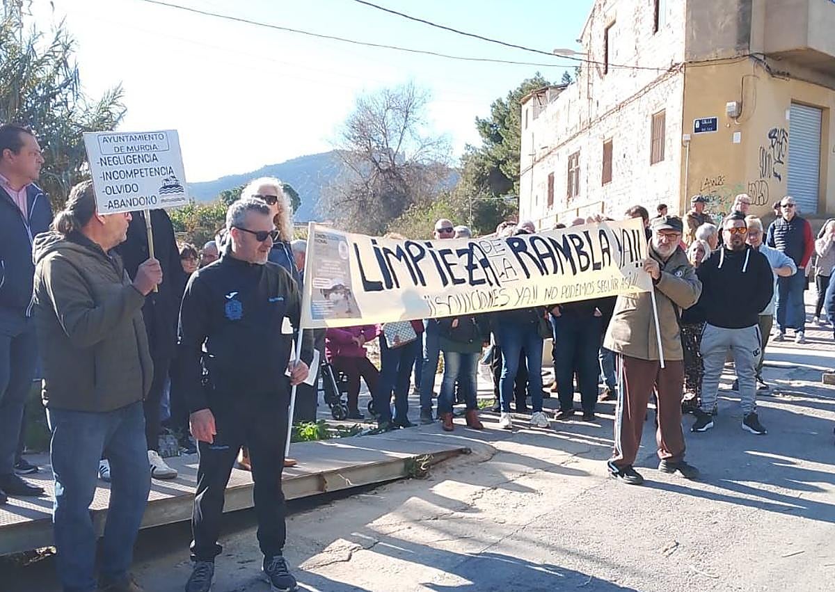 Imagen secundaria 1 - Vecinos y colectivos exigen solución a los cortes de la carretera que une Beniaján y Torreagüera
