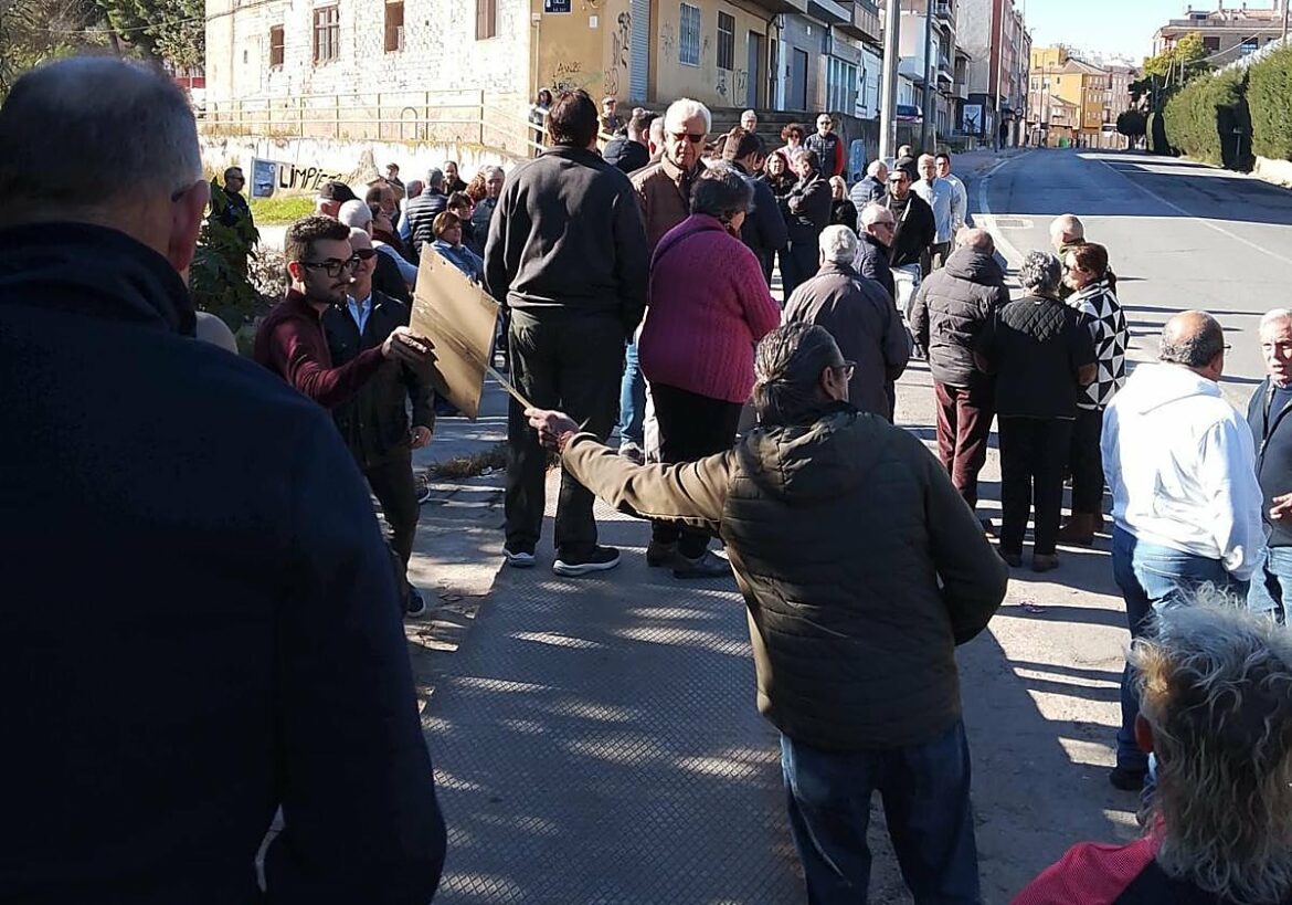 Vecinos y colectivos exigen solución a los cortes de la carretera que une Beniaján y Torreagüera