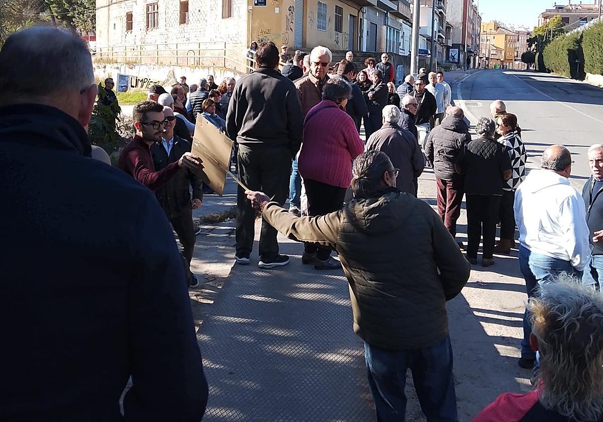 Vecinos durante la protesta de este domingo.