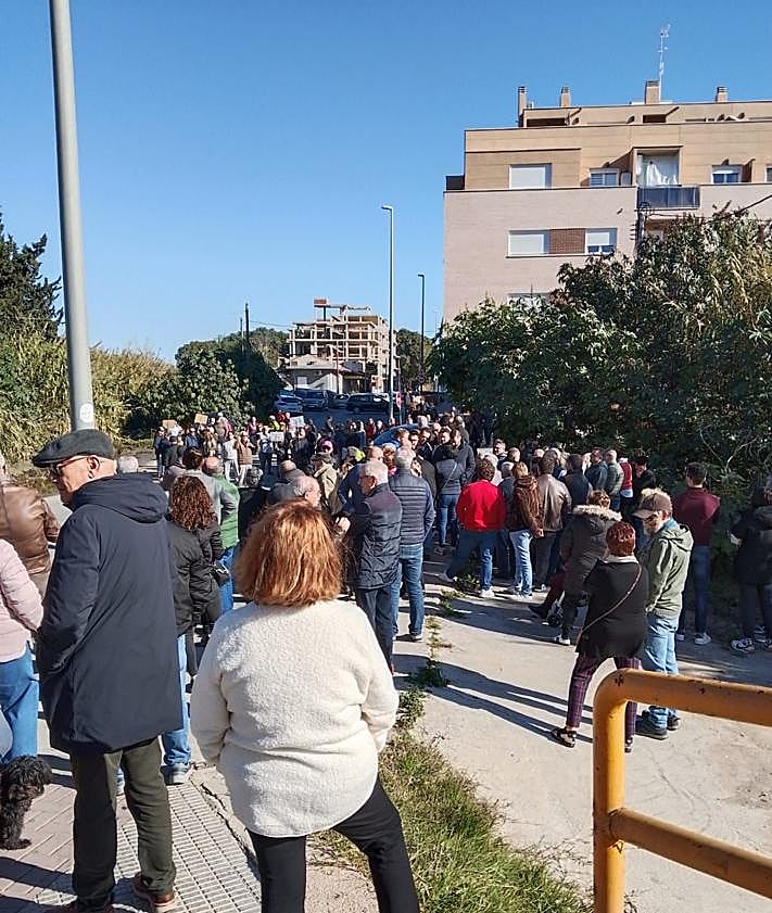 Imagen secundaria 2 - Vecinos y colectivos exigen solución a los cortes de la carretera que une Beniaján y Torreagüera