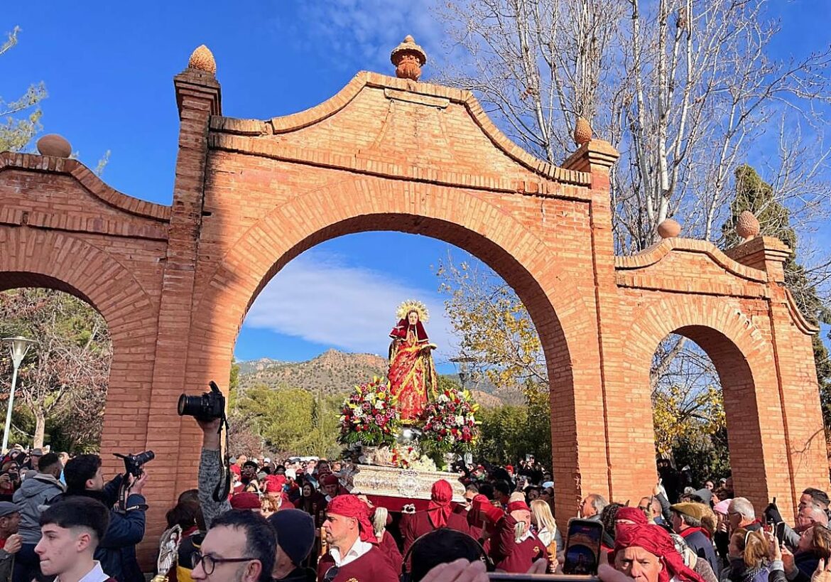Cinco mil romeros arropan a la Santa de Totana en el regreso a su santuario