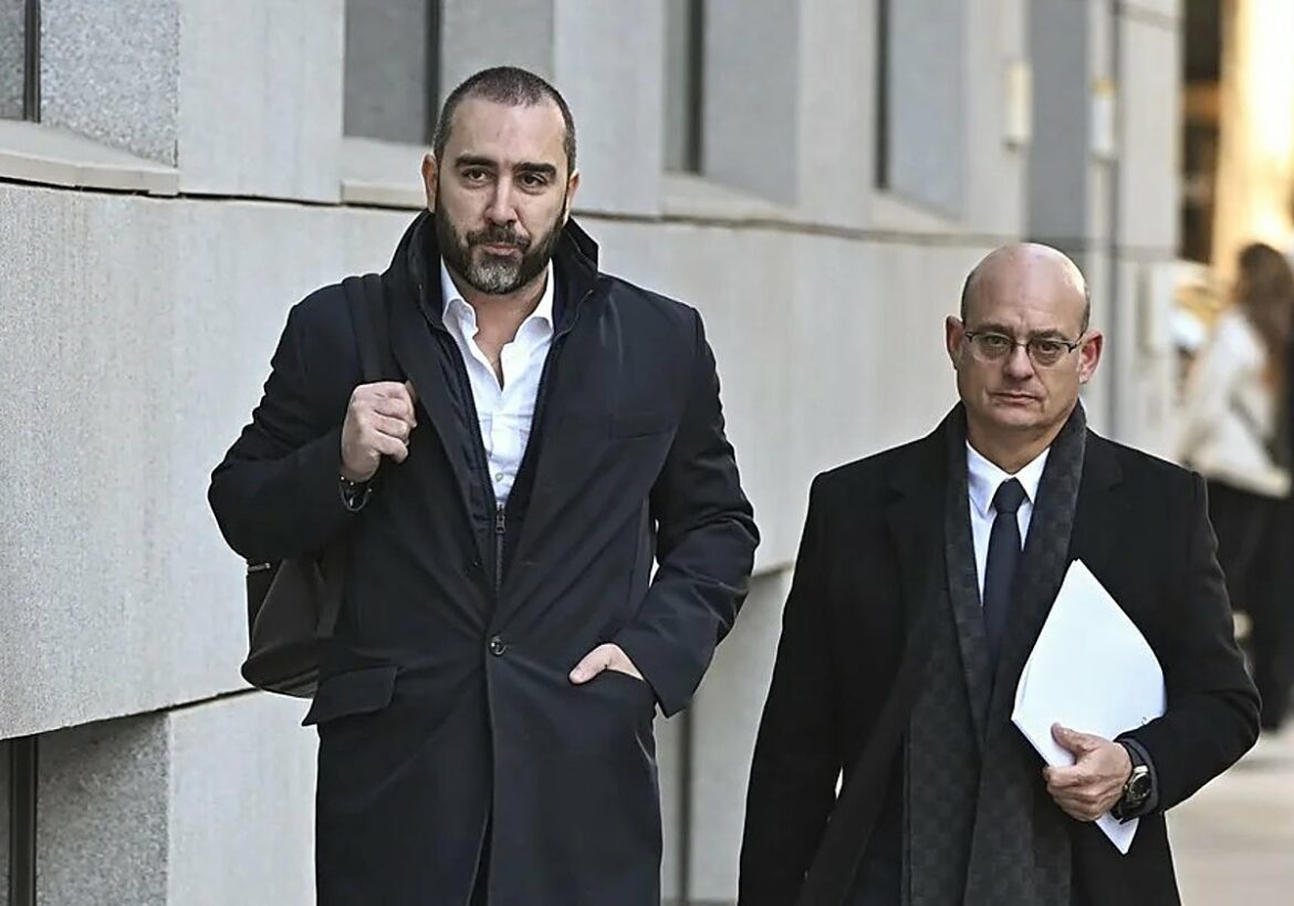 Julio Iglesias encarga su defensa al penalista Choclán, el abogado de Víctor de Aldama