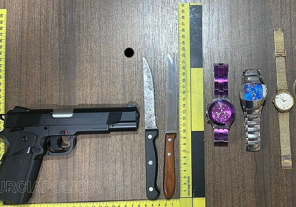 Una pistola, cuchillos y joyas incautadas al sospechoso.