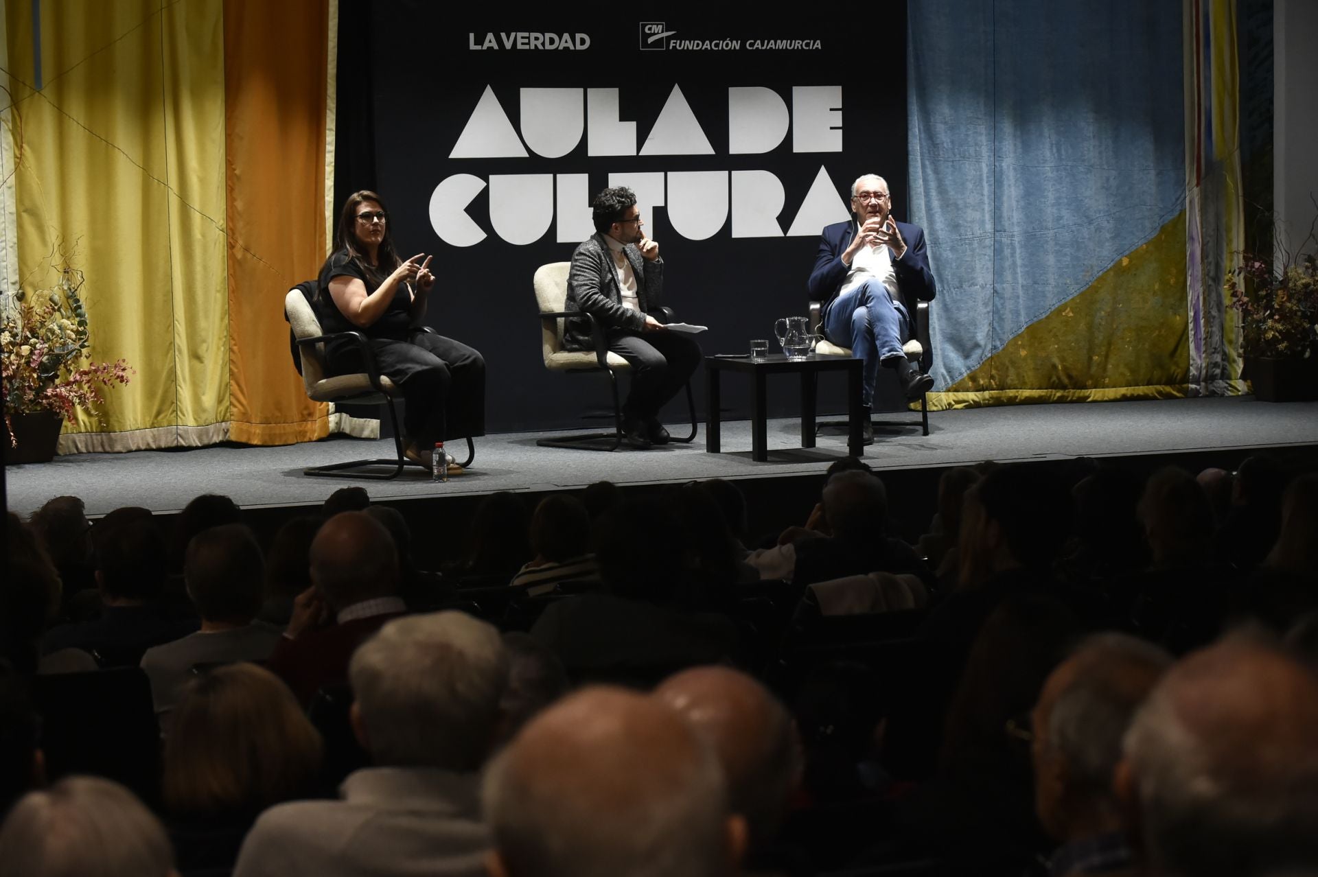 Las imágenes del cirujano José Manuel Rodríguez en el Aula de Cultura de LA VERDAD