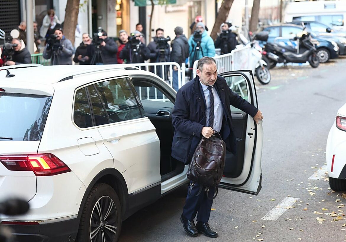 El juez deniega que Ábalos comparezca mañana en la comisión del Senado