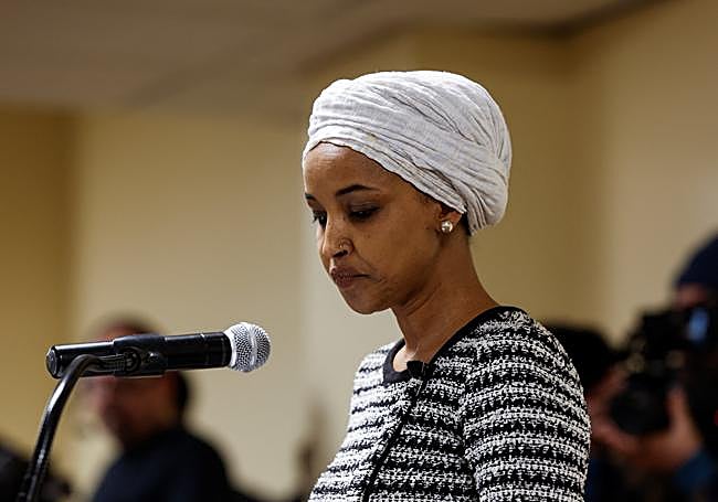 Un hombre ataca a la congresista de Minnesota calificada por Trump como «basura»