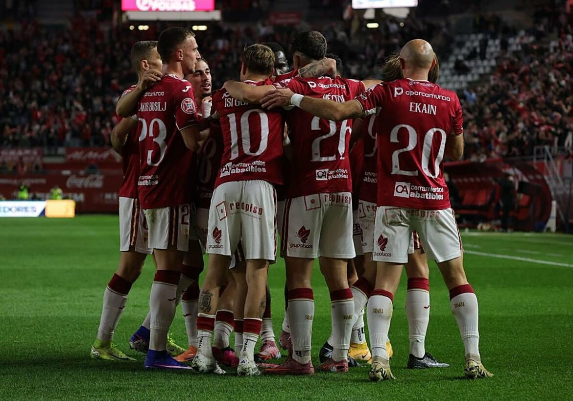 El Real Murcia sufre y cede la posesión al Hércules