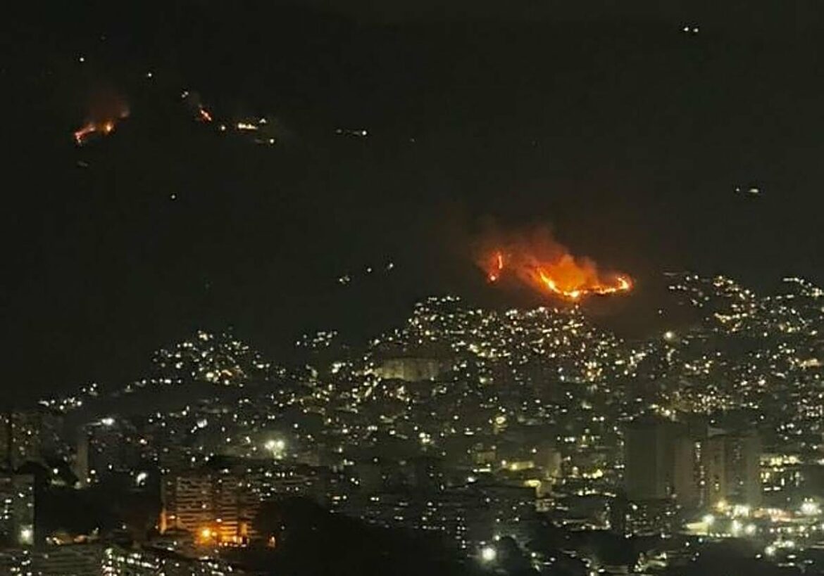 Varias explosiones sacuden Caracas en medio de las tensiones con Estados Unidos