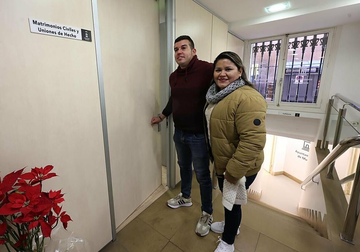 Óscar y Cristina, primera pareja de hecho de 2026 en Murcia: «Es más rápido que casarse»