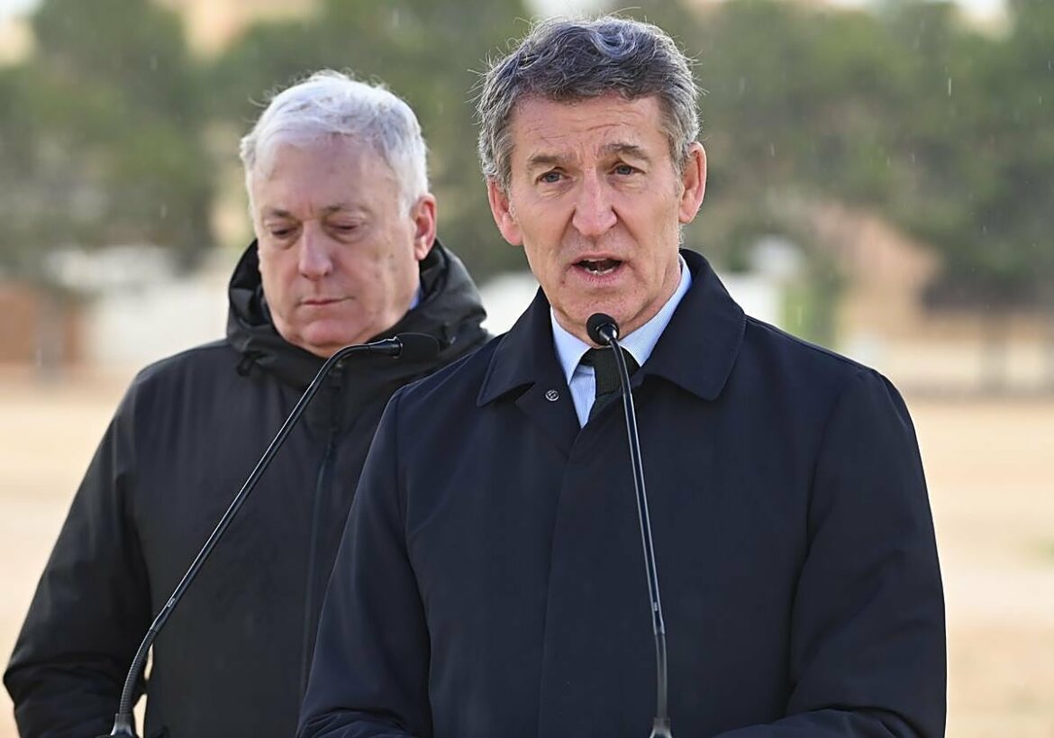 Feijóo: «El Gobierno no puede regalarle la residencia legal a cualquier persona»