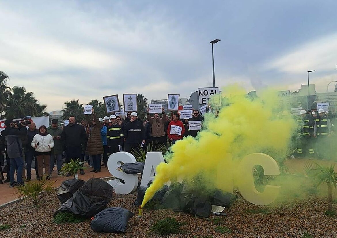 Los empleados de Sabic protestan en Cartagena antes de su viaje al Congreso de los Diputados