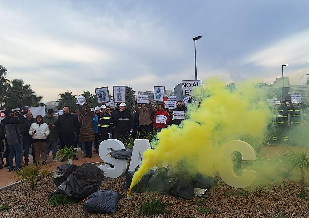 Imagen secundaria 1 - Las protestas, este miércoles, de los trabajadores de Sabic.