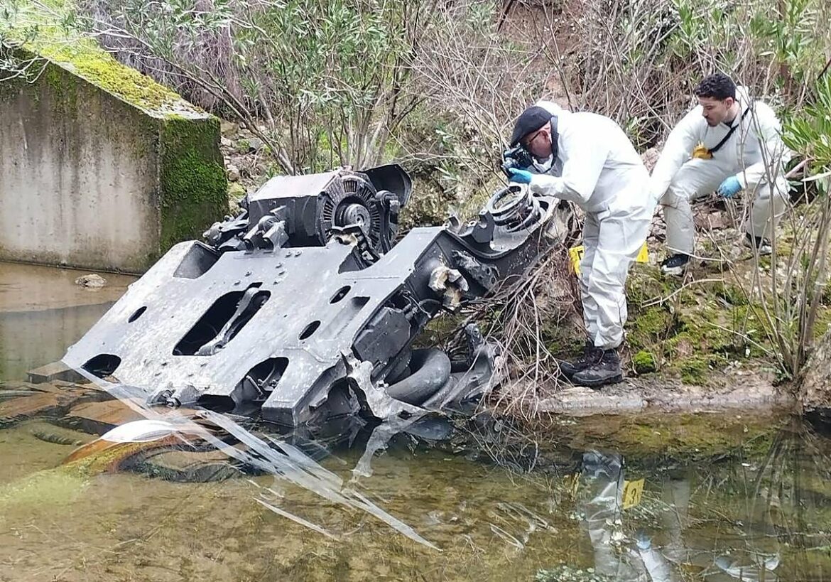 La Guardia Civil localiza una pieza de los trenes en un arroyo