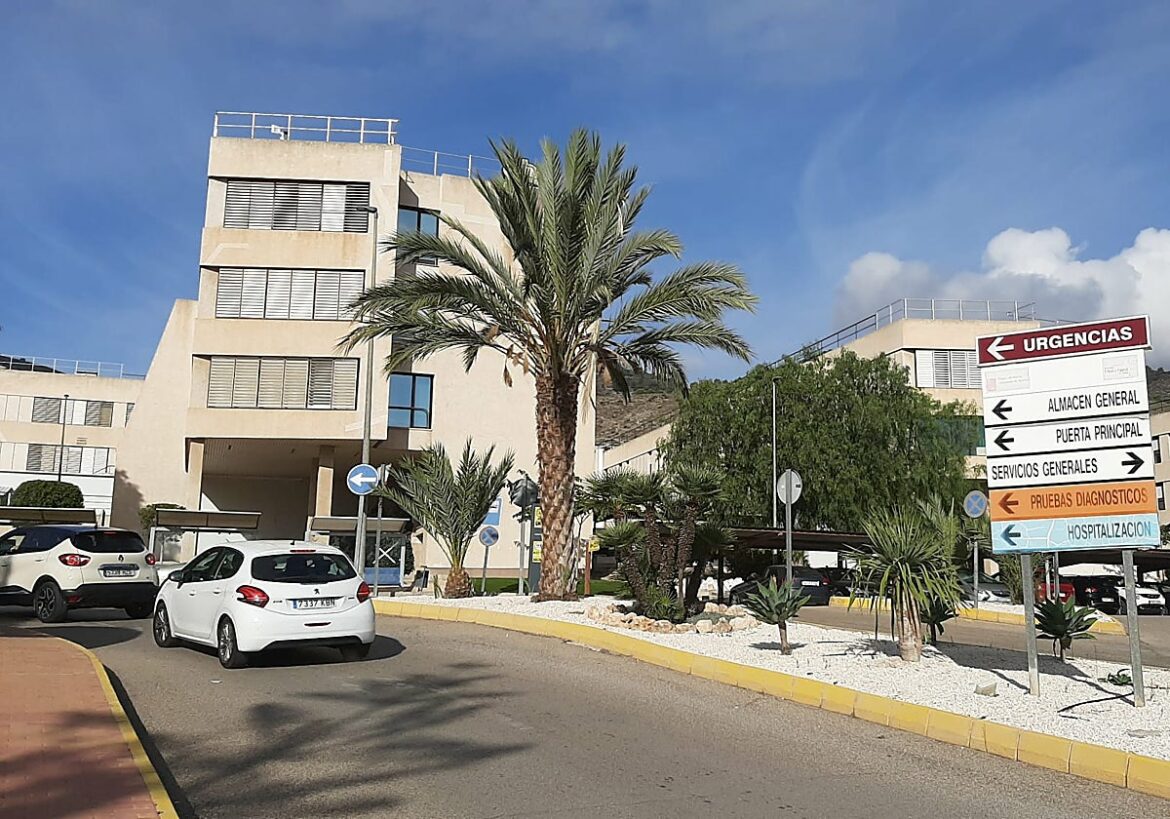 El PSOE de Lorca denuncia el «colapso» del hospital, donde hasta 30 personas esperan para que se les asigne habitación