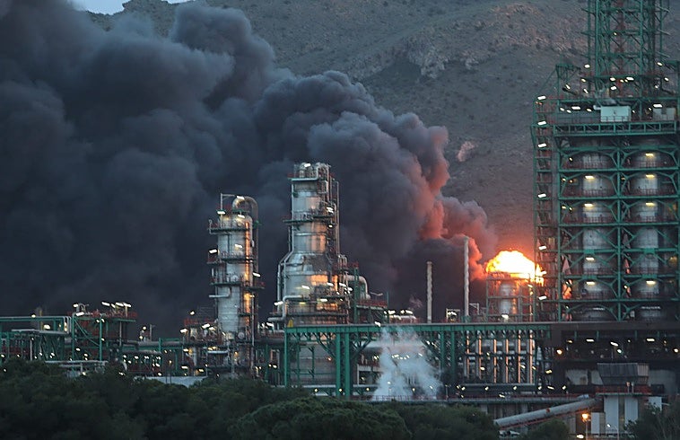 Un incendio en la refinería de Escombreras genera una gran columna de humo en Cartagena
