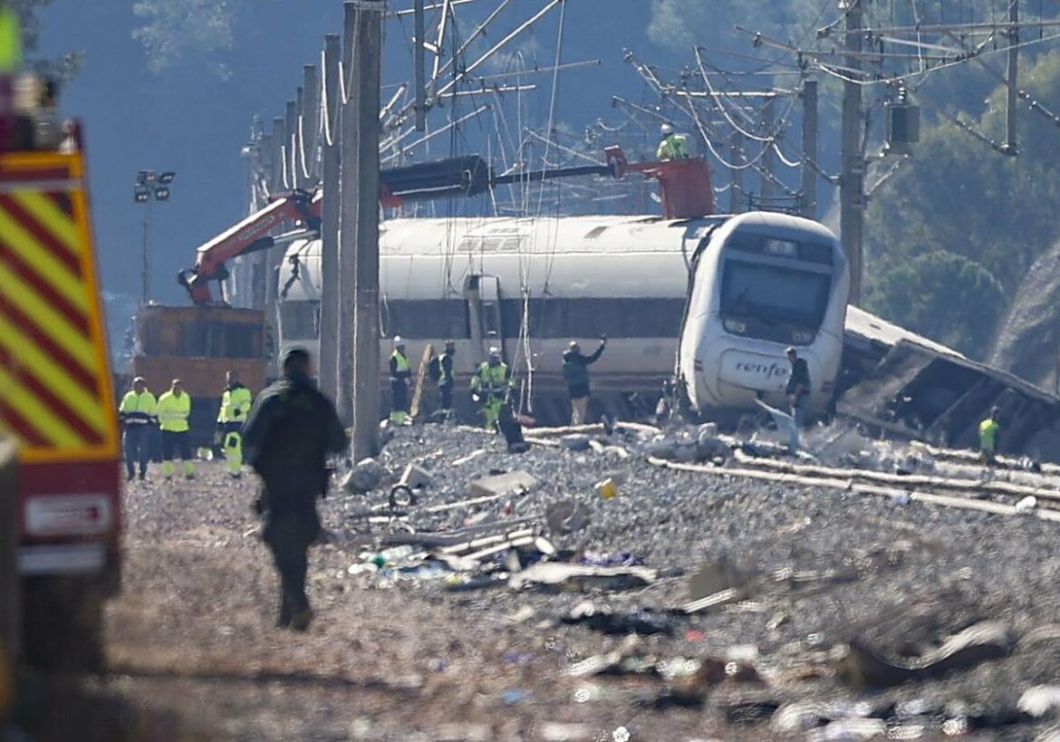 La maquinaria pesada ya trabaja sobre el terreno para levantar vagones en busca de víctimas