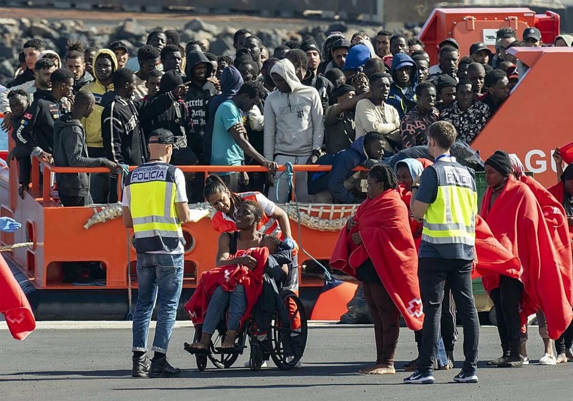 La llegada de inmigrantes de forma irregular por vía marítima y terrestre cayó un 42,6%en 2025