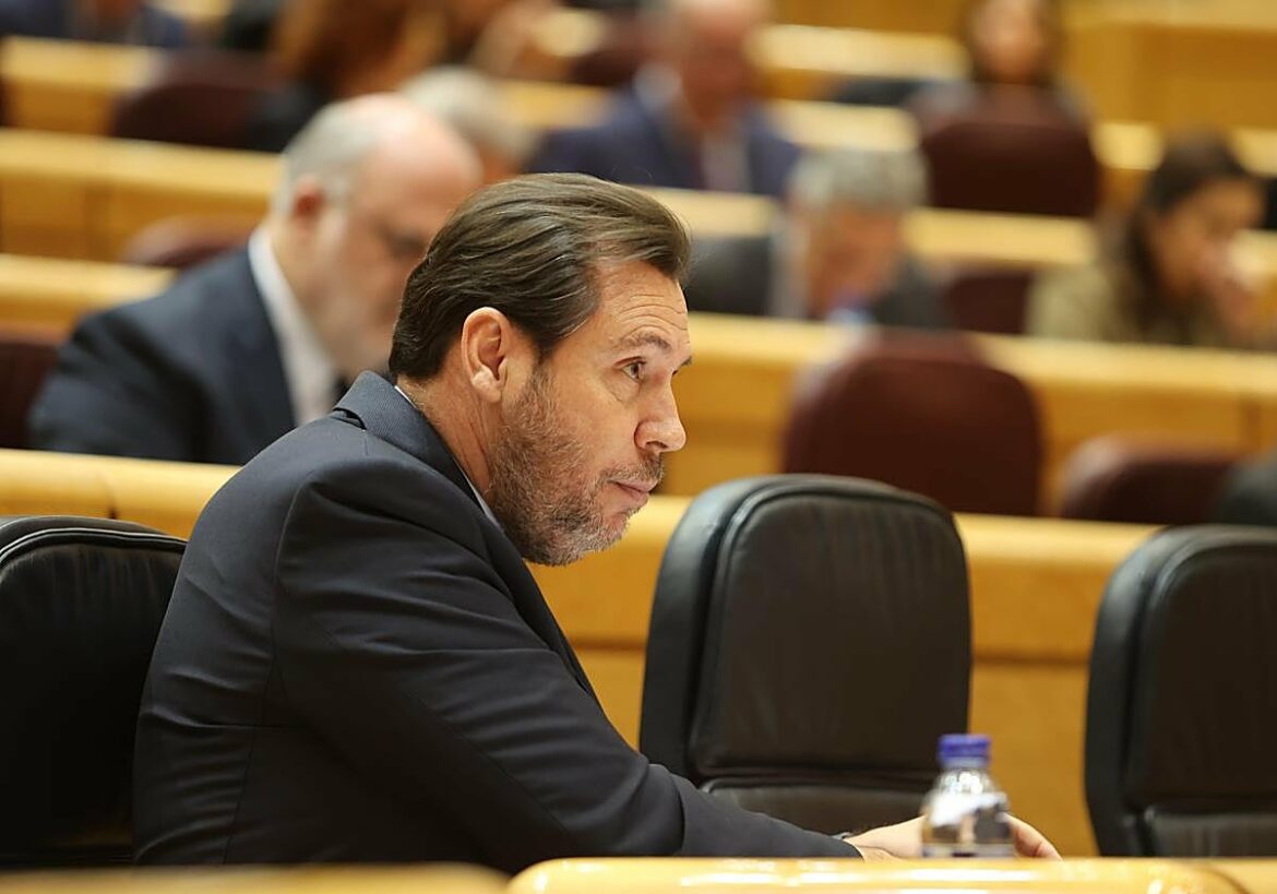 Puente se faja en el Senado ante las exigencias de dimisión por Adamuz de oposición y socios
