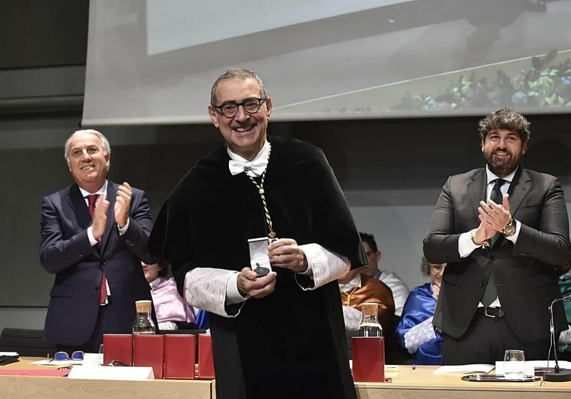 El rector Luján se despide de la UMU: «Es el último día que vestiré este traje y este birrete negros»