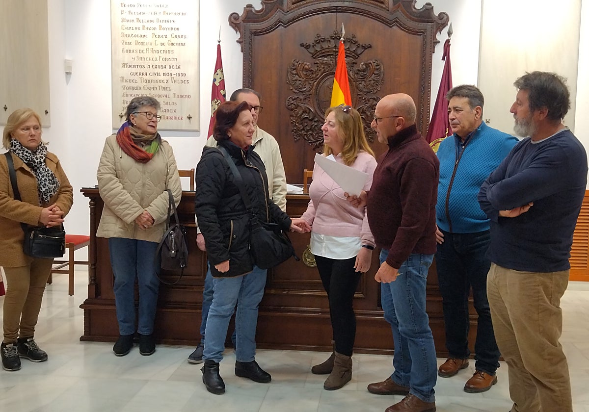 Bilbaína Piqueras (c) junto al concejal Pedro Sosa y otros damnificados por los terremotos.