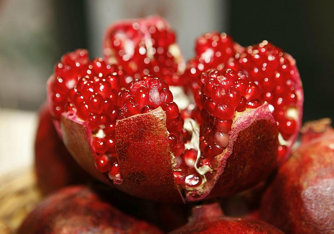 Pelar granadas no es tan difícil como piensas: el truco para hacerlo en unos pocos minutos