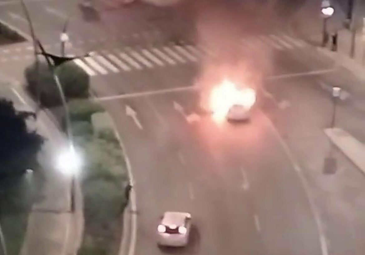 Susto de madrugada por el incendio de un coche en el centro de Murcia