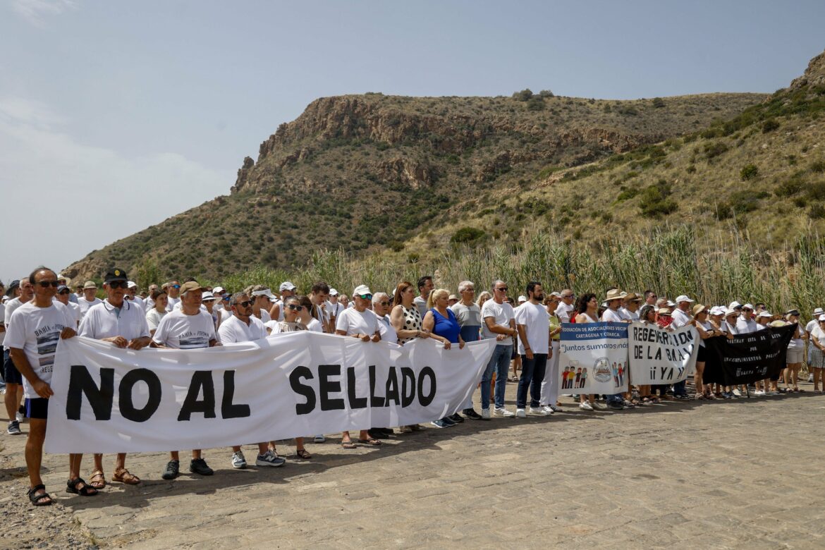 El Ministerio da marcha atrás en su intención de sellar completamente la bahía de Portmán