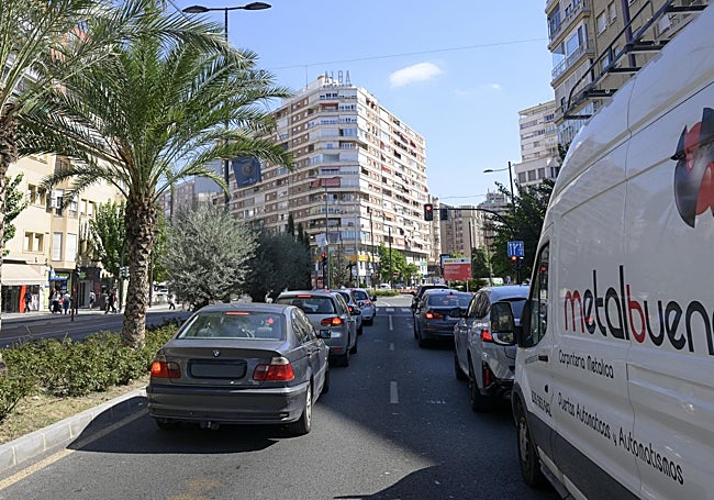 Retención de vehículos en un atasco en Diez de Revenga.