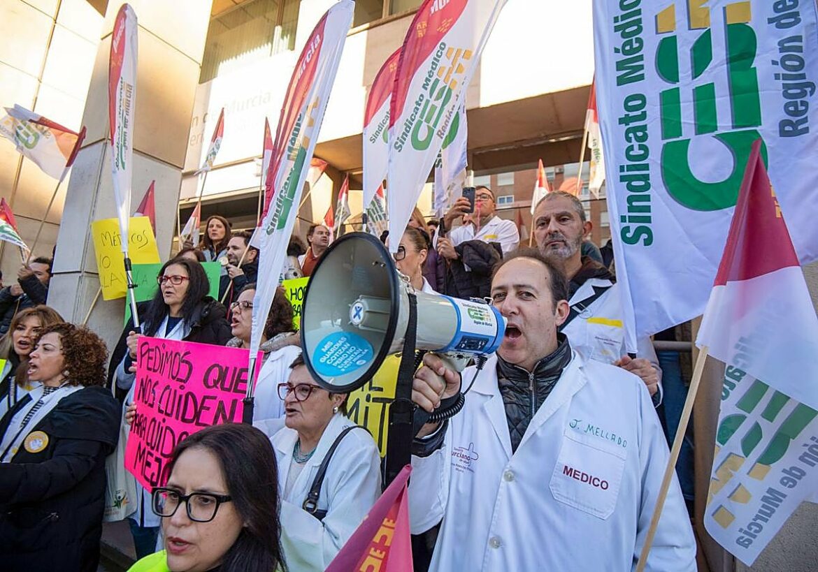 Los médicos harán también huelga contra la Consejería para exigir mejoras ante «el deterioro de la sanidad regional»