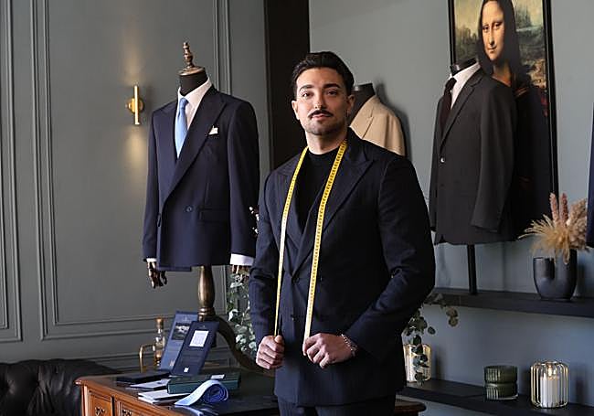 José Luis Blázquez, junto a algunas de sus creaciones en las instalaciones de su firma en Molina de Segura.