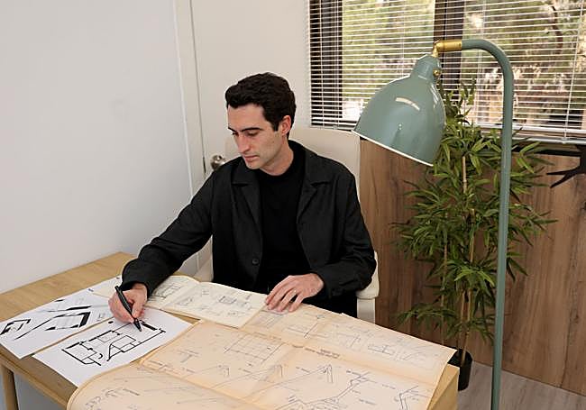 Javier Gález comprueba los planos de su proyecto en marcha en el centro.