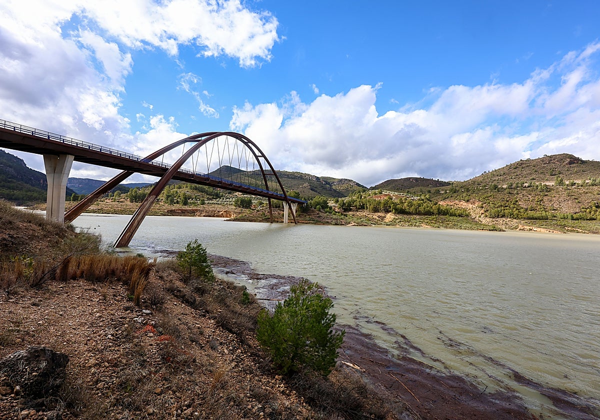 Imagen principal - El embalse de La Fuensanta, este jueves, entre su conexión con el río Segura y la cabecera del pantano. 