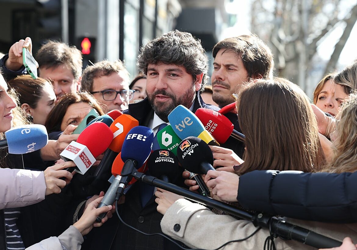 López Miras pide que se deje gobernar en Aragón a Jorge Azcón, a quien Antelo llama «el Puigdemont del agua»