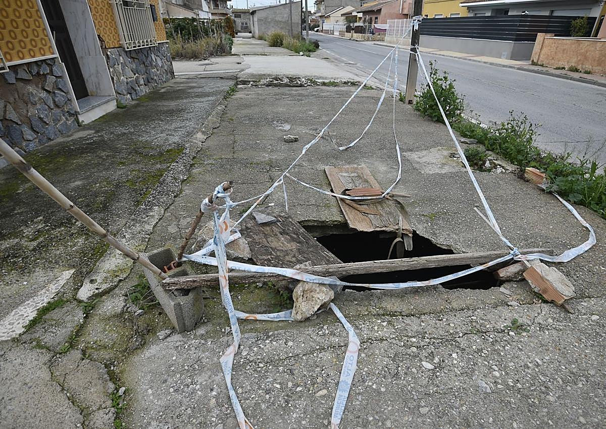 Imagen secundaria 1 - Socavón que generó en el cimbrado hace unos días la maniobra de un camión, junto a El Tramuso.