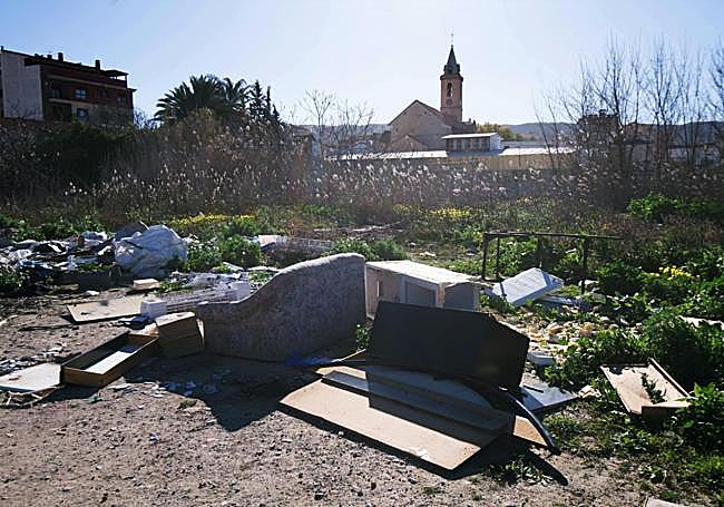 La acera de Patiño al Barrio del Progreso se convierte en una pista de obstáculos para los peatones