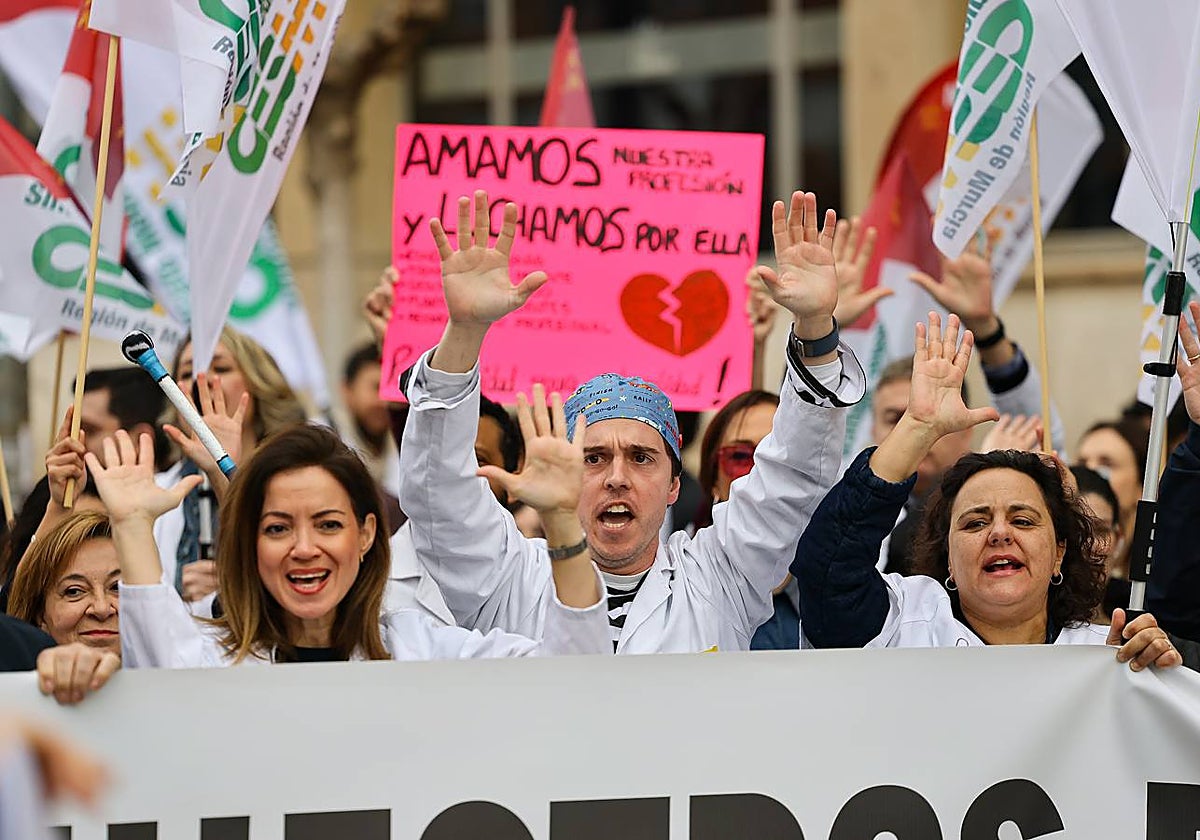 Médicos durante una protesta este lunes frente a la Consejería de Salud, en la primera jornada de huelga de esta semana.