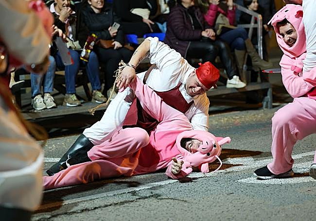 Un carnicero intercepta a uno de los cerdos de la piara para posibilitar el festín.