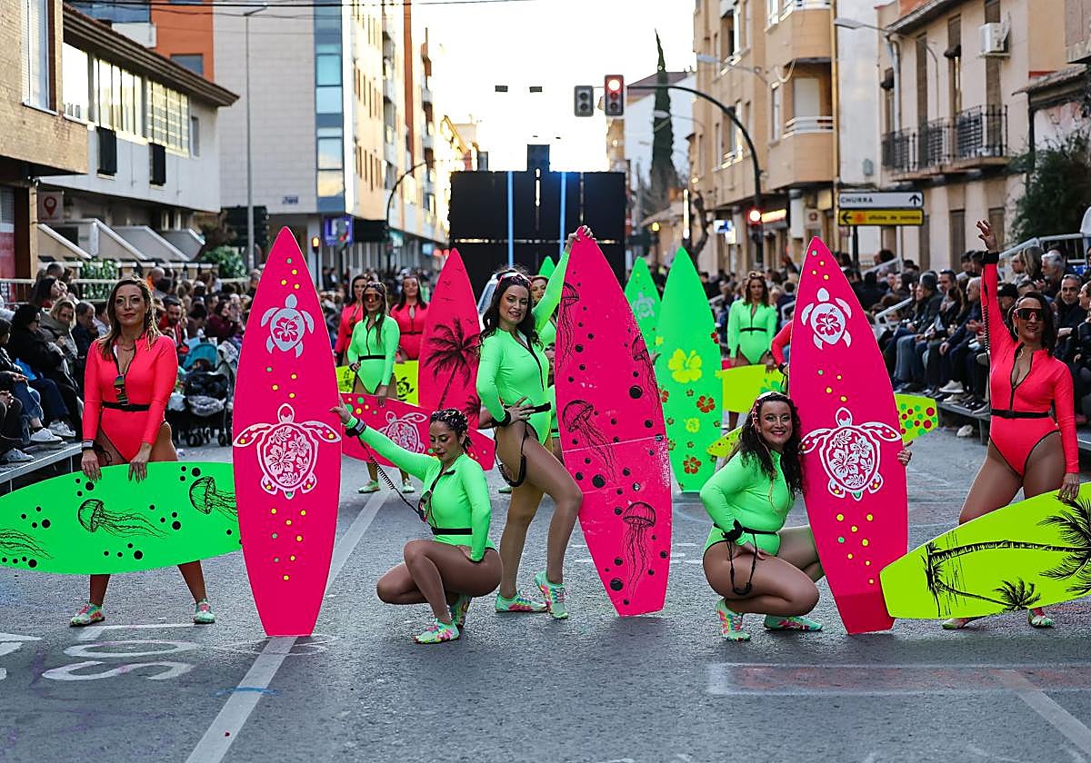 Surfistas, con la tabla incluida, durante el desfile de este lunes en Cabezo de Torres.