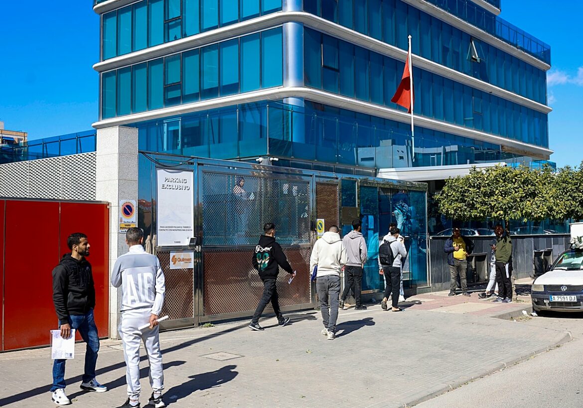 La Comunidad cuestiona la validez de la regularización de extranjeros y exige su retirada