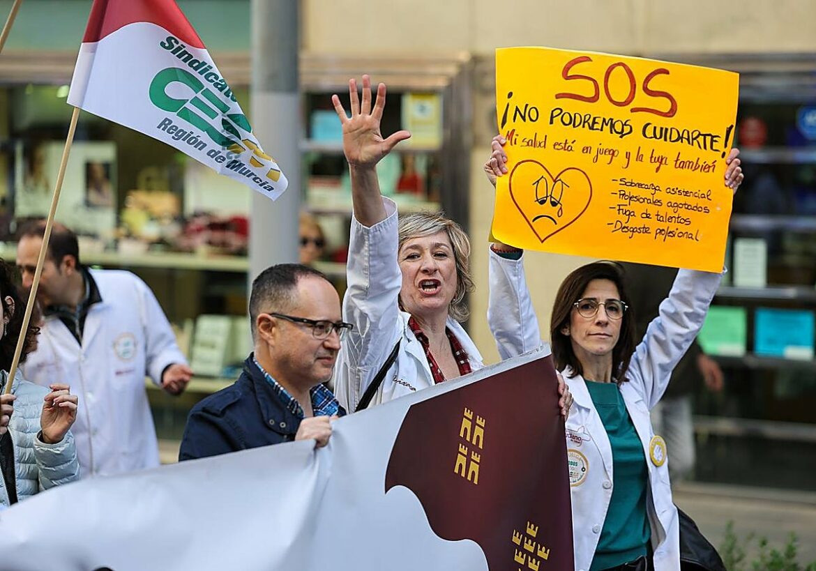 Pedreño tiende «la mano» a los médicos pero insiste en que es la ministra quien «tiene que mejorar las condiciones»