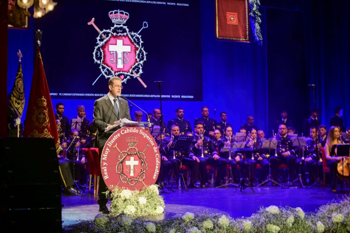 Tristante se viste de «cuentacuentos» para pregonar la Semana Santa de Murcia