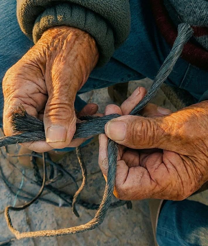 Imagen secundaria 2 - El anciano que trenza en Moratalla la cuerda más larga del mundo a sus 92 años: «Me hace sentir que todavía valemos para algo»
