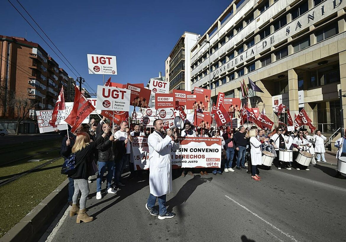 Los sindicatos llevan la protesta de la sanidad privada ante la Consejería de Salud