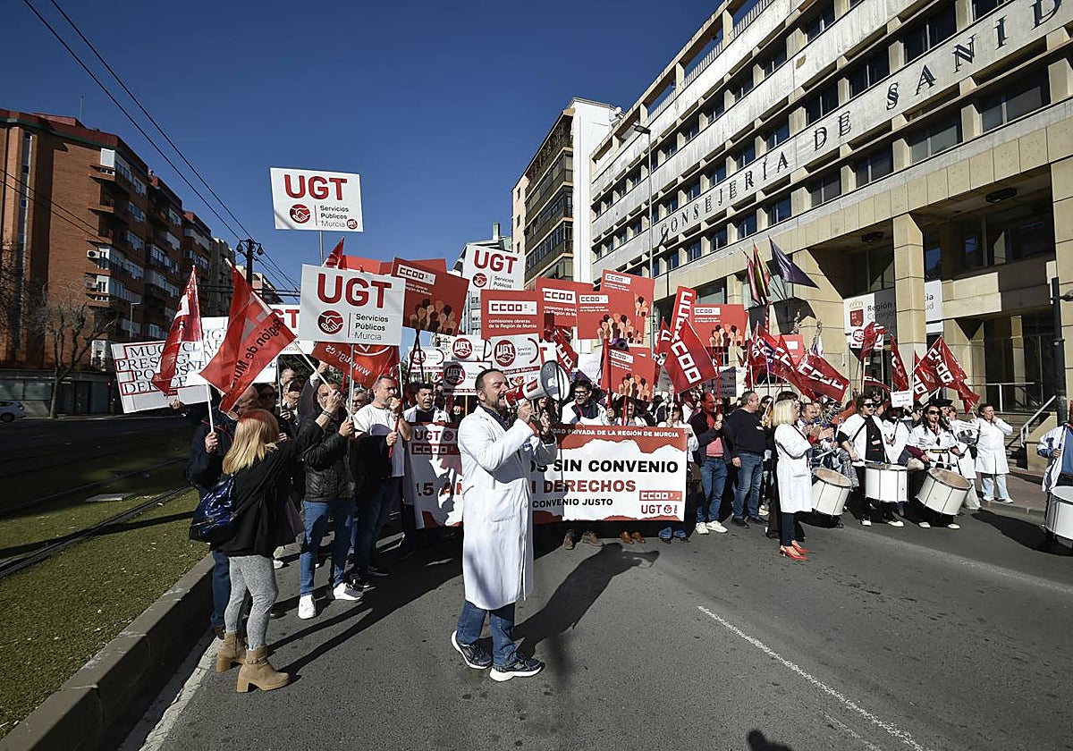 Trabajadores de la sanidad privada, este martes ante la Consejería de Salud, en Murcia.