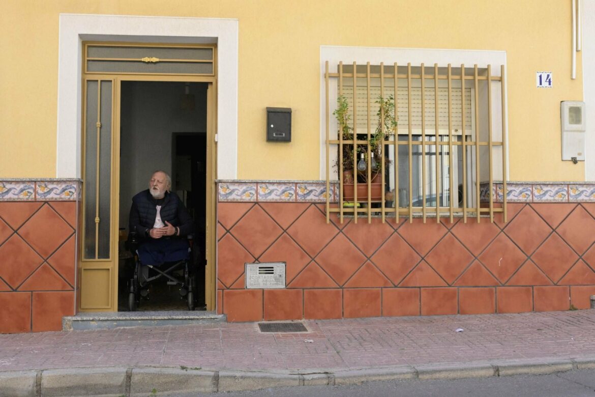 Un vecino de Alcantarilla en silla de ruedas, ‘preso’ en su propia casa esperando una solución desde hace más de un año