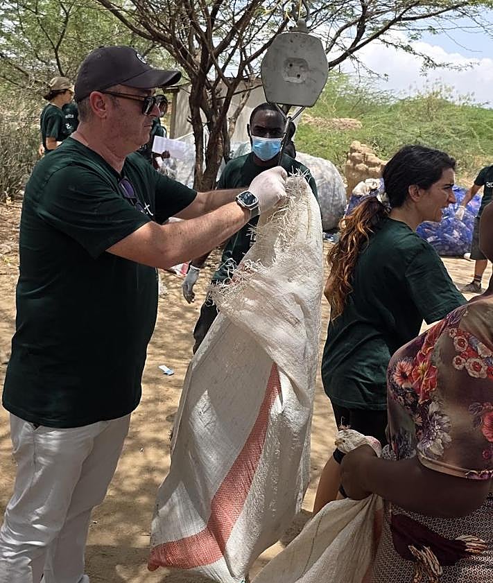 Imagen secundaria 2 - El cambio de un poblado tanzano que impulsa una empresa de Lorquí: de recoger plástico a financiar la escuela