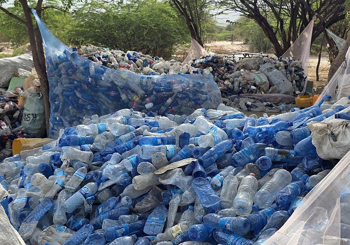 Imagen principal - El cambio de un poblado tanzano que impulsa una empresa de Lorquí: de recoger plástico a financiar la escuela